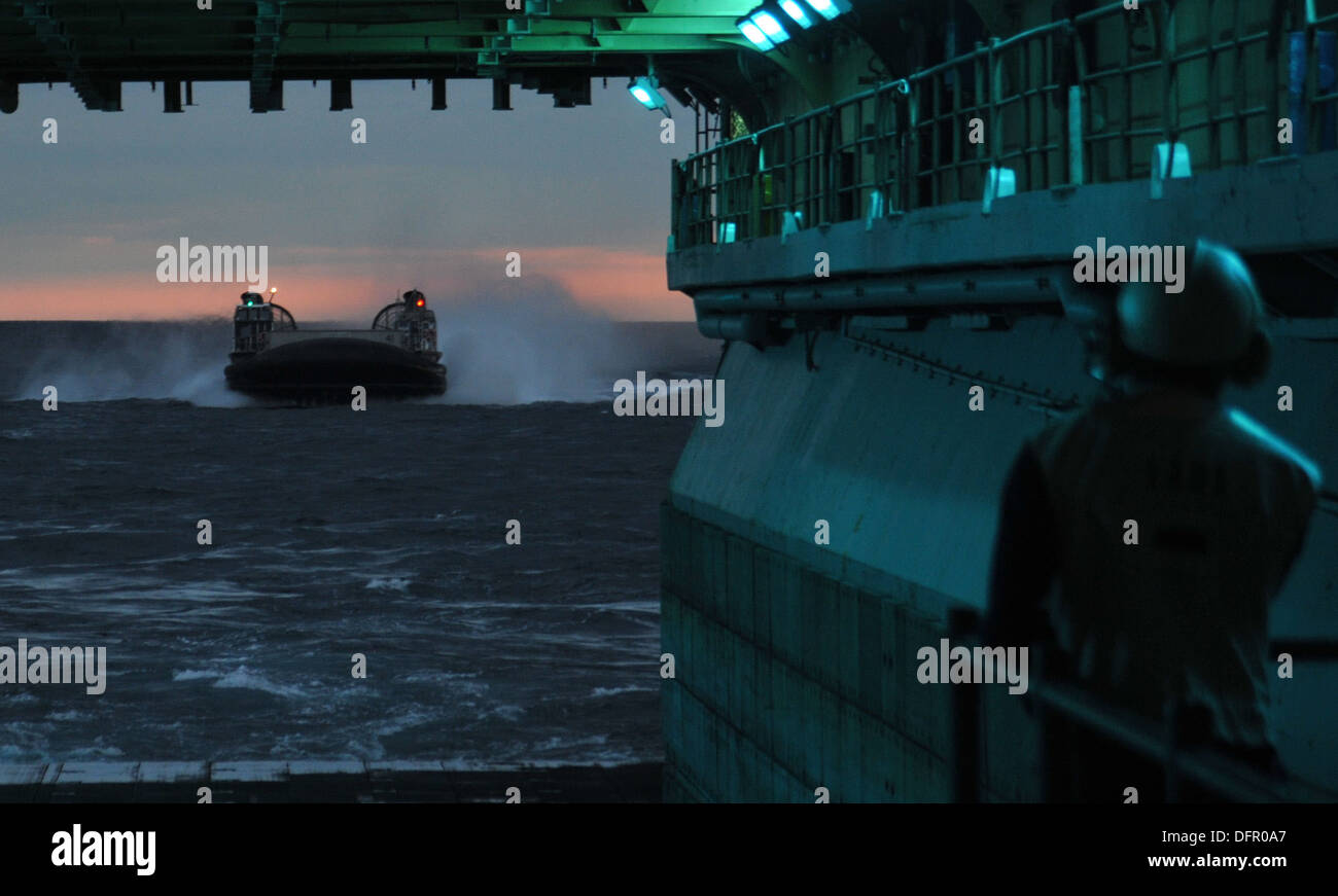 Una Landing Craft Air Cushion da assalto unità artigianali 4 si avvicina alla ben coperta della multipurpose Amphibious Assault nave USS Bataan (LHD 5 Sett 26. Bataan marinai e ventiduesima Marine Expeditionary Unit Marines sono in corso di conduzione delle qualifiche di routine Foto Stock
