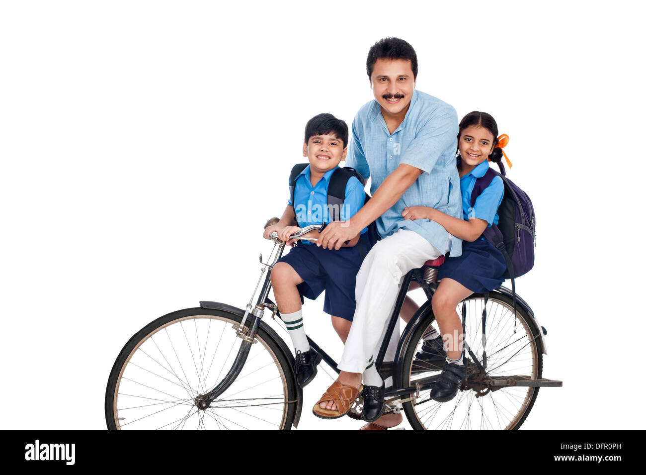 L'uomo con i suoi figli su una bicicletta Foto Stock