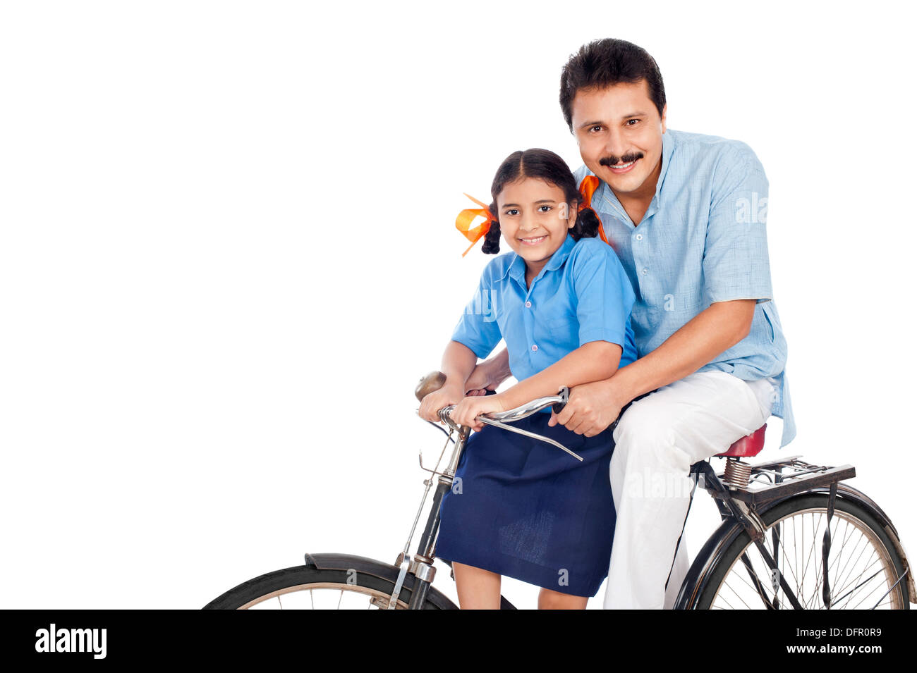L'uomo con sua figlia su una bicicletta Foto Stock