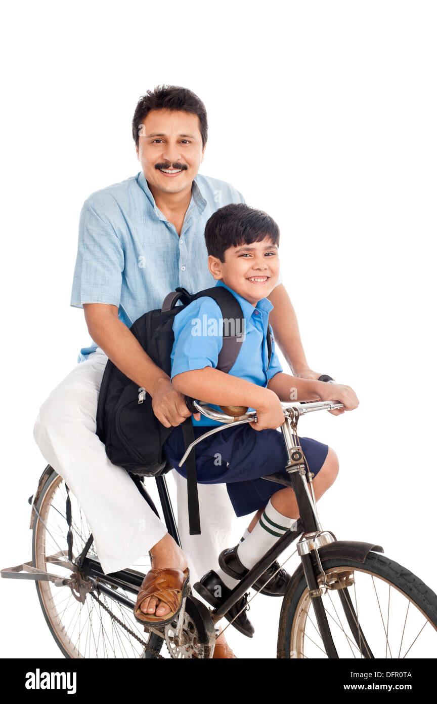 Uomo con figlio in bicicletta Foto Stock
