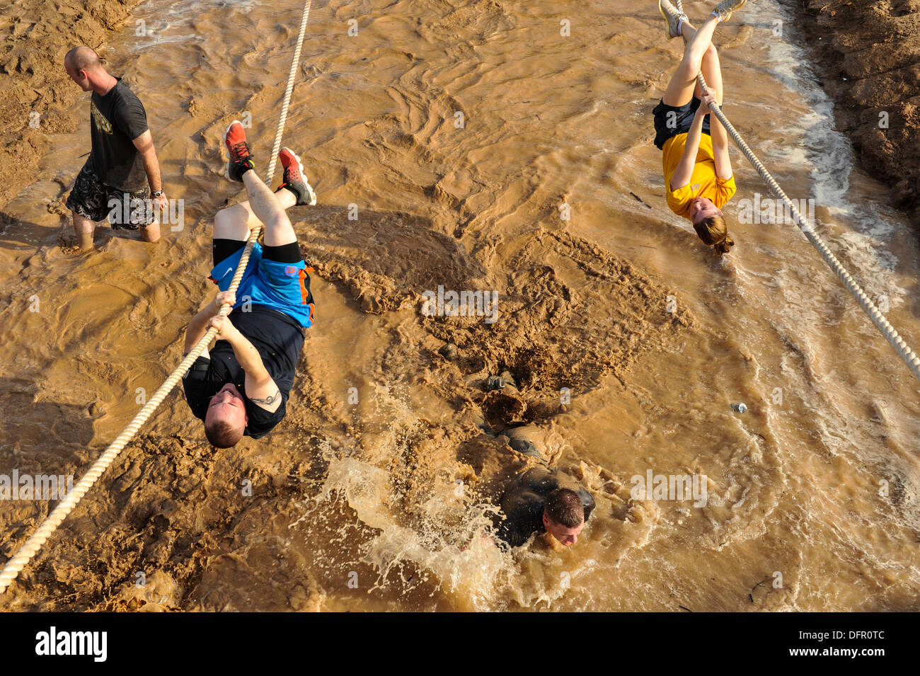 CAMP LEMONNIER, Gibuti (sett. 28, 2013) Concorrenti strisciare al di sopra e attraverso un pozzo di acqua durante il 5K fango eseguire presso il Camp Lemonnier. Foto Stock