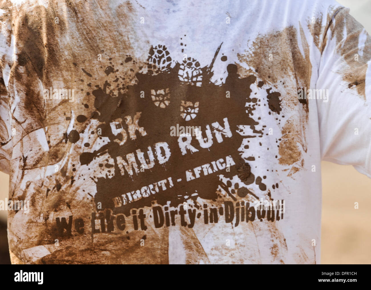 CAMP LEMONNIER, Gibuti (sett. 28, 2013) una corsa t-shirt è venato di fango durante il 5K fango eseguire presso il Camp Lemonnier. Foto Stock