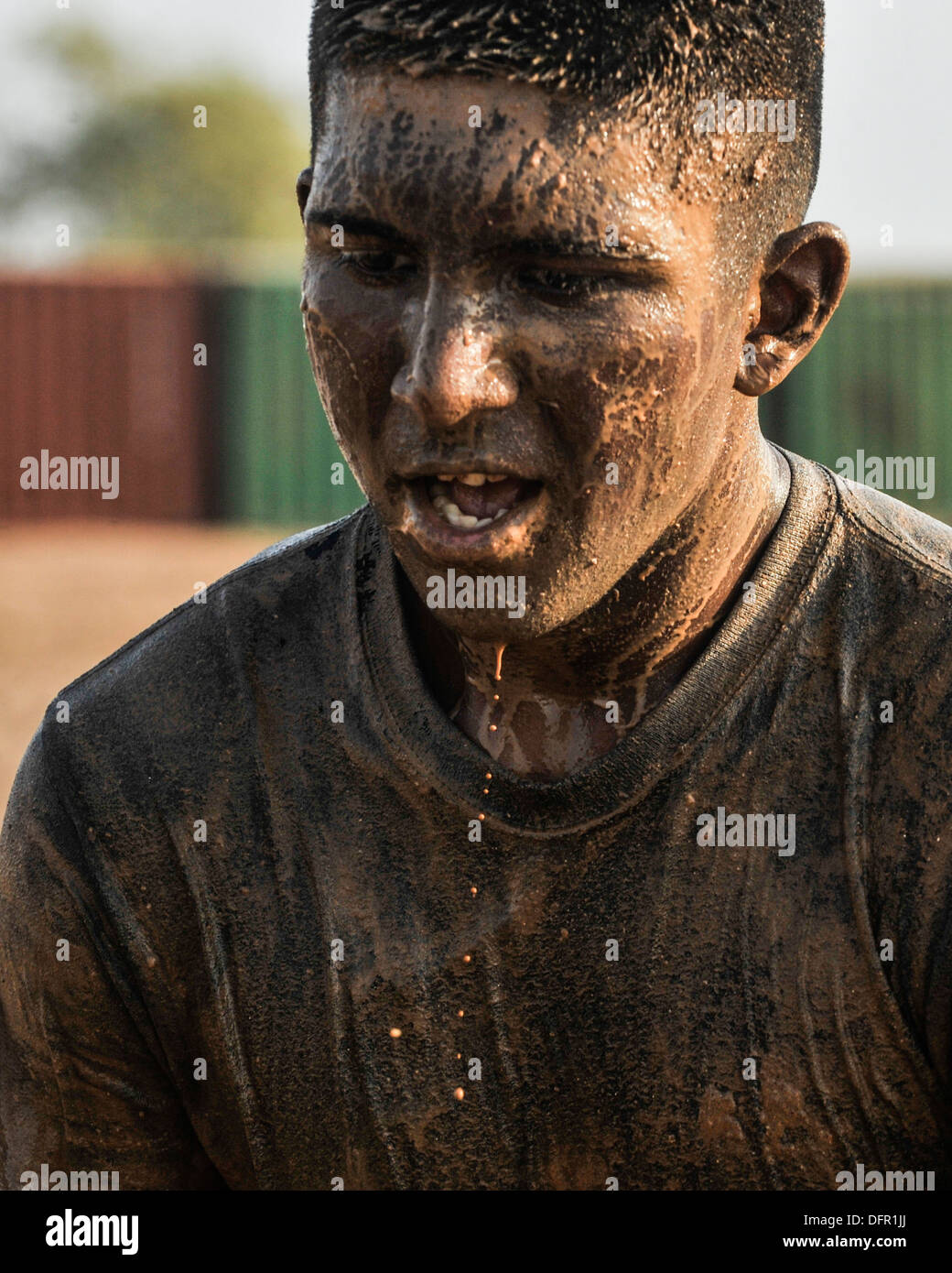 CAMP LEMONNIER, Gibuti (sett. 28, 2013) Un concorrente pause dopo strisciando attraverso un pozzo del fango durante il 5K fango eseguire presso il Camp Lem Foto Stock