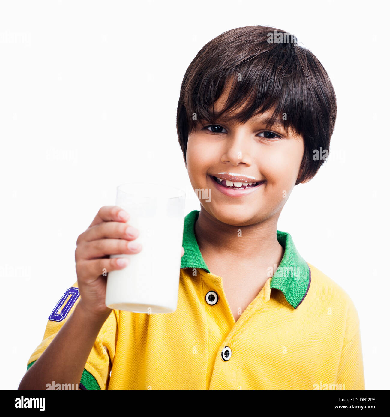 Ritratto di un ragazzo di bere latte e sorridente Foto Stock