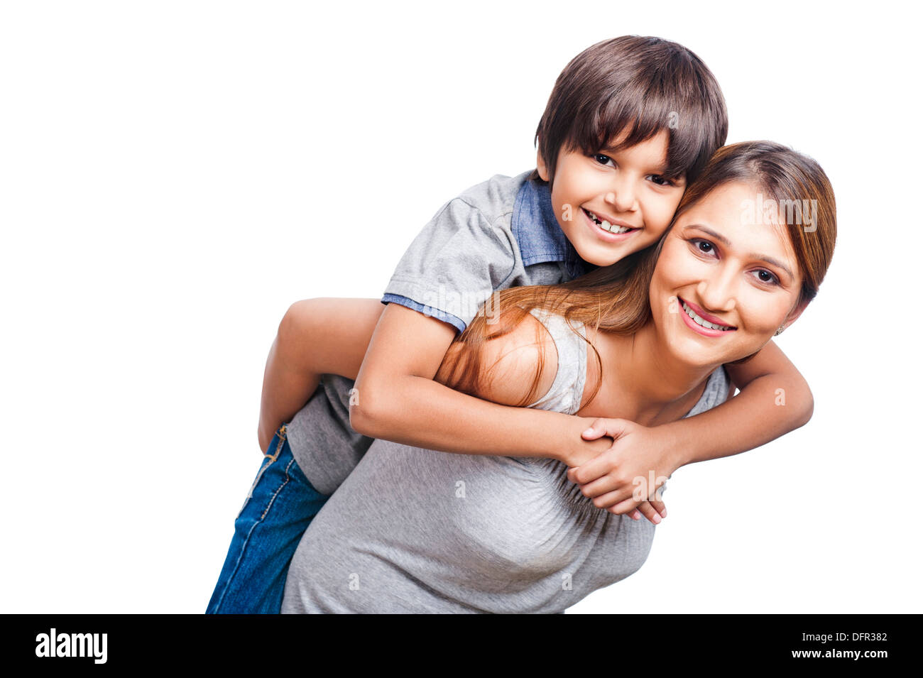 Ritratto di un ragazzo in sella piggyback sulla sua madre Foto Stock