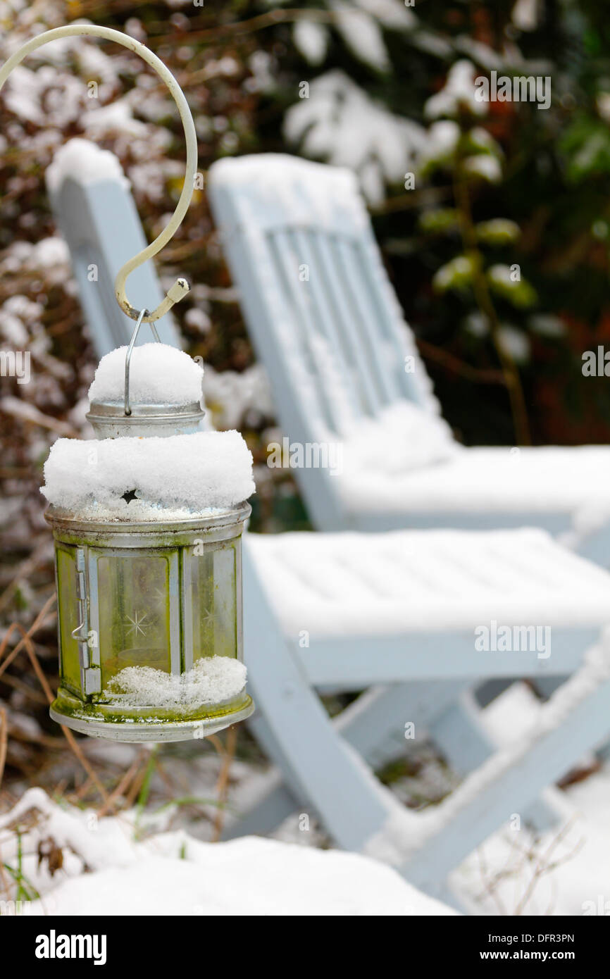 Snowy winter garden scena, neve sulla congelati Lanterna da giardino e sedie da pranzo invernale, tranquilla e freddi inverni, giorno, camera per il testo Foto Stock