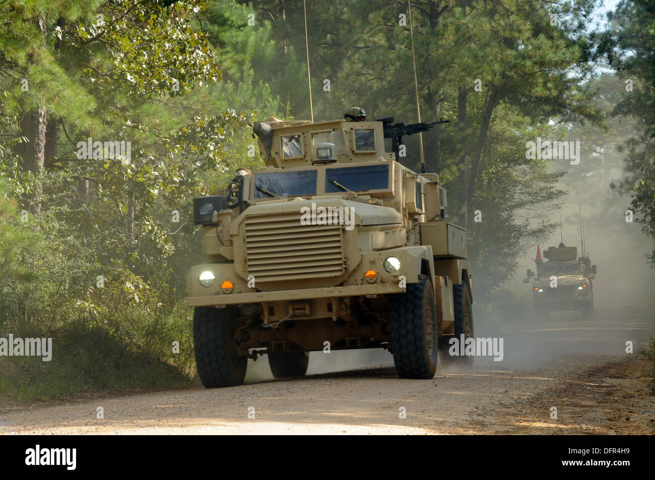 I marinai dalla base navale di Mobile Battaglione di costruzione (NMCB) 1 contro l'elemento di sicurezza team pattugliare le strade del paese nozionale 'Est Kojosean' durante la NMCB 1 Campo di esercizio (FTX) Funzionamento duello del cuscinetto. FTX prove il battaglione è pronta t Foto Stock