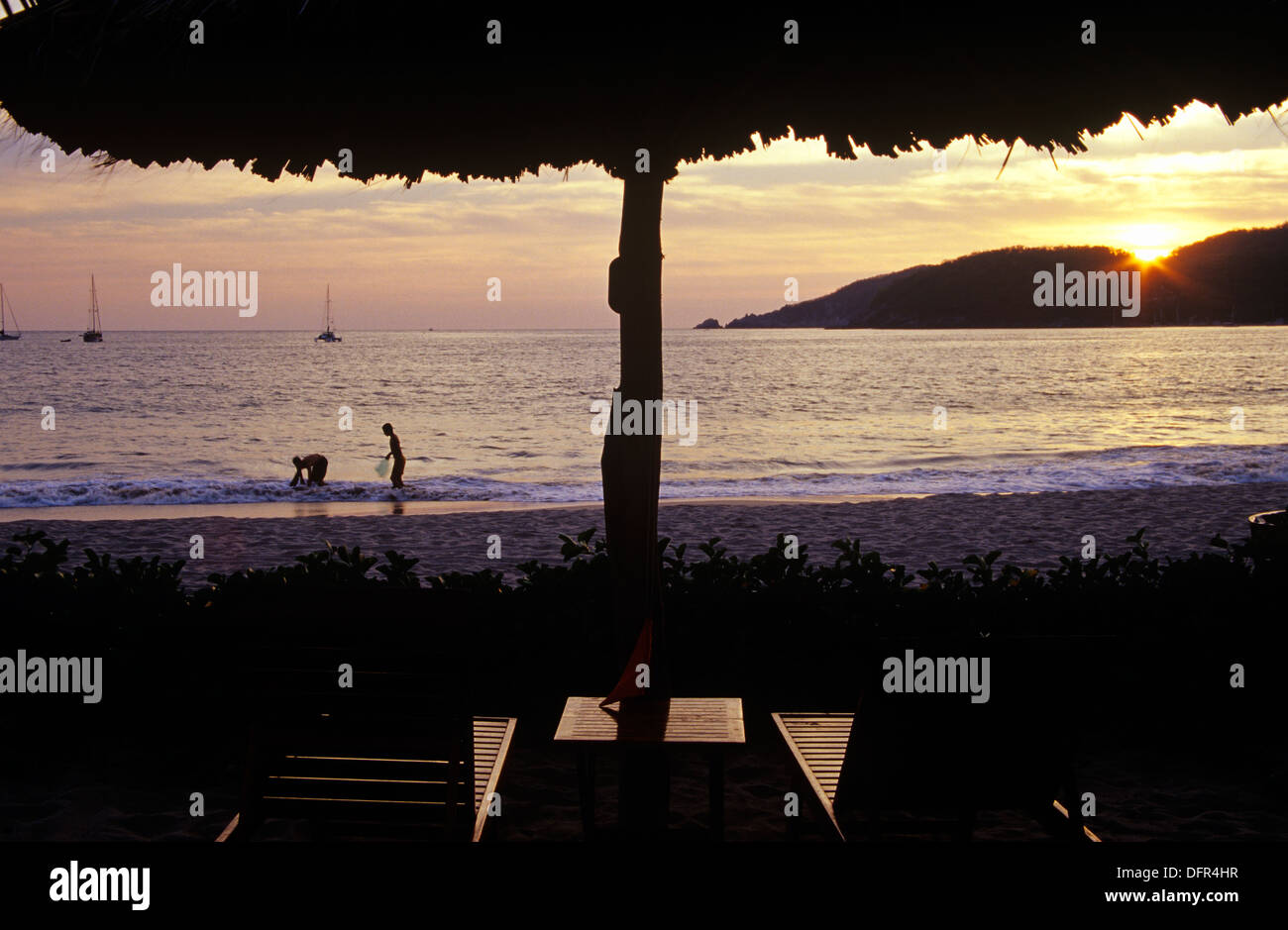 Pittoresca Playa La Ropa fronti Villa Del Sol resort, Zihuatanejo, Guerrero, Messico. Foto Stock
