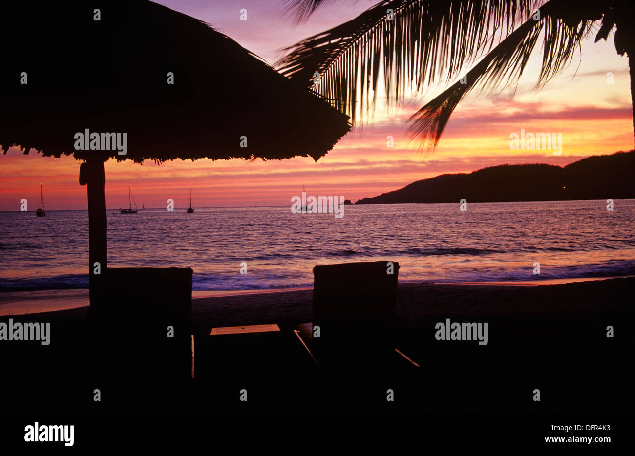 Pittoresca Playa La Ropa fronti Villa Del Sol resort, Zihuatanejo, Guerrero, Messico. Foto Stock