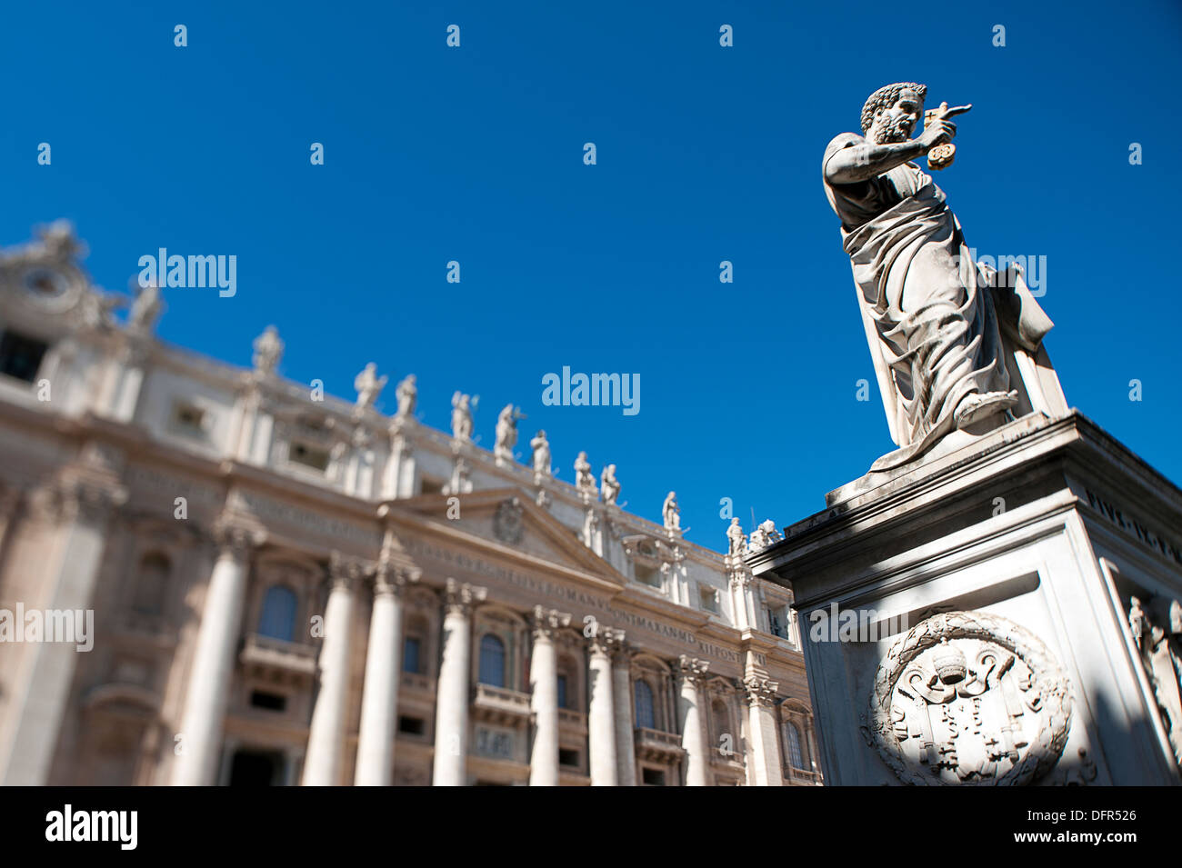 Statua di san pietro nella basilica di san pietro a roma immagini e