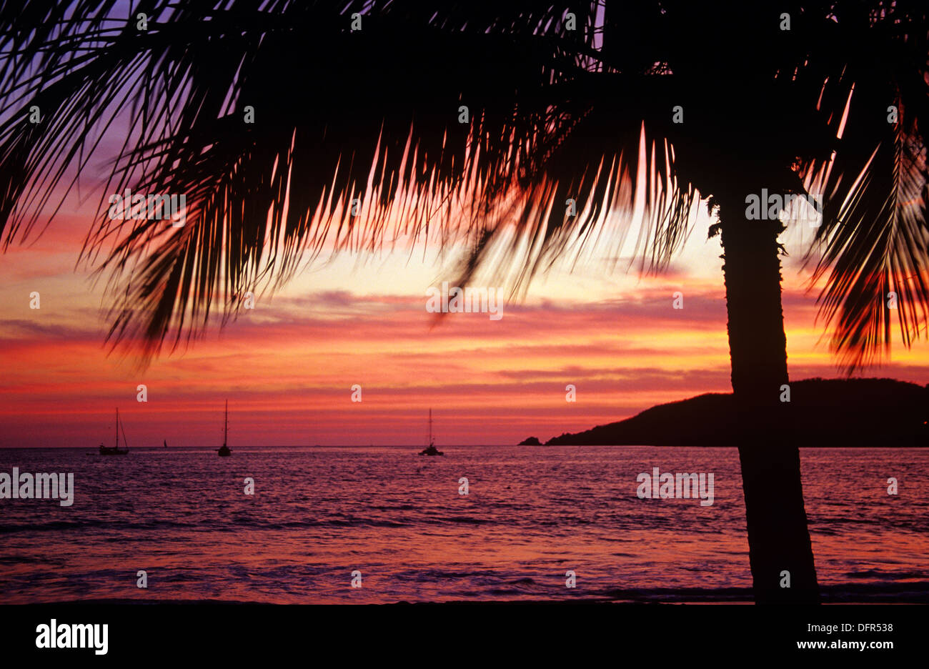 Pittoresca Playa La Ropa fronti Villa Del Sol resort, Zihuatanejo, Guerrero, Messico. Foto Stock