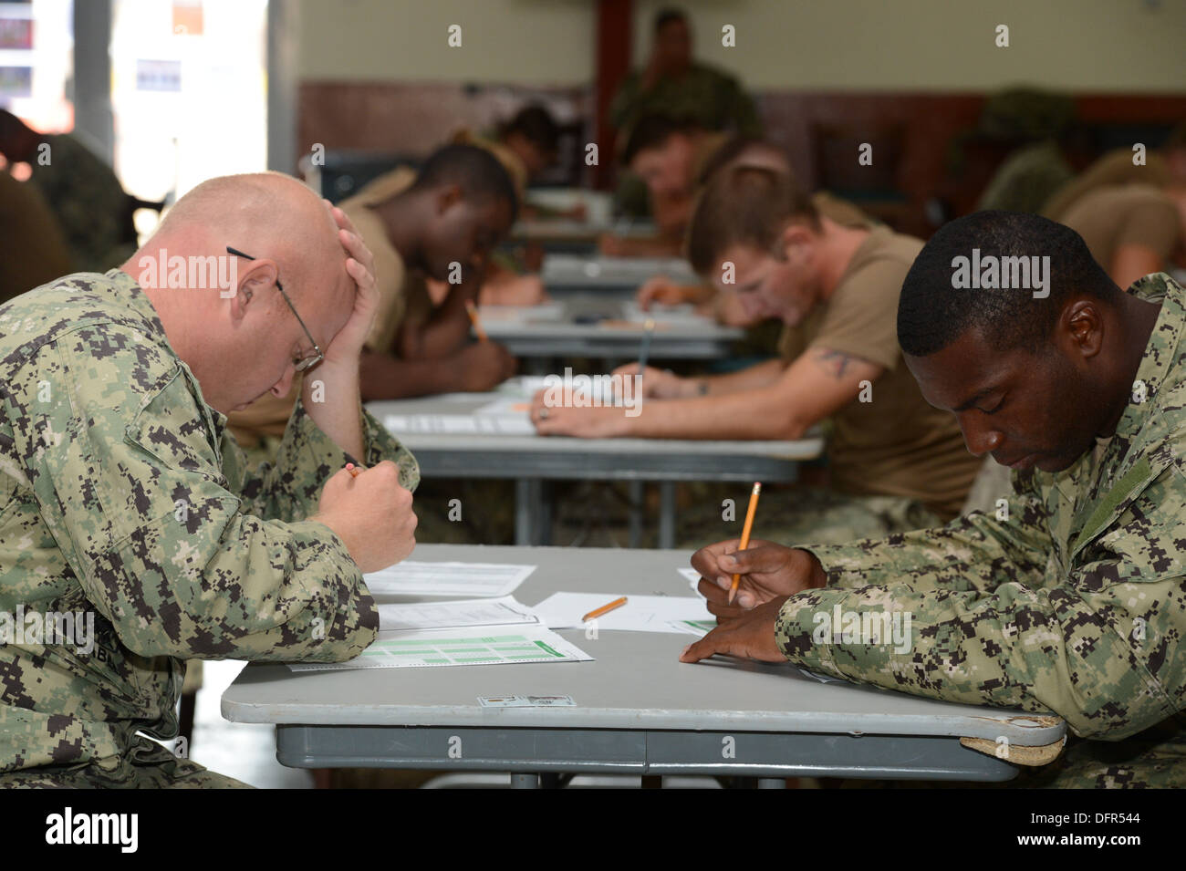 CAMP LEMONNIER, Gibuti (27 settembre 2013) Seabees assegnato alla Naval Mobile Battaglione di costruzione (NMCB) 11 prendere l'E-4, E- Foto Stock