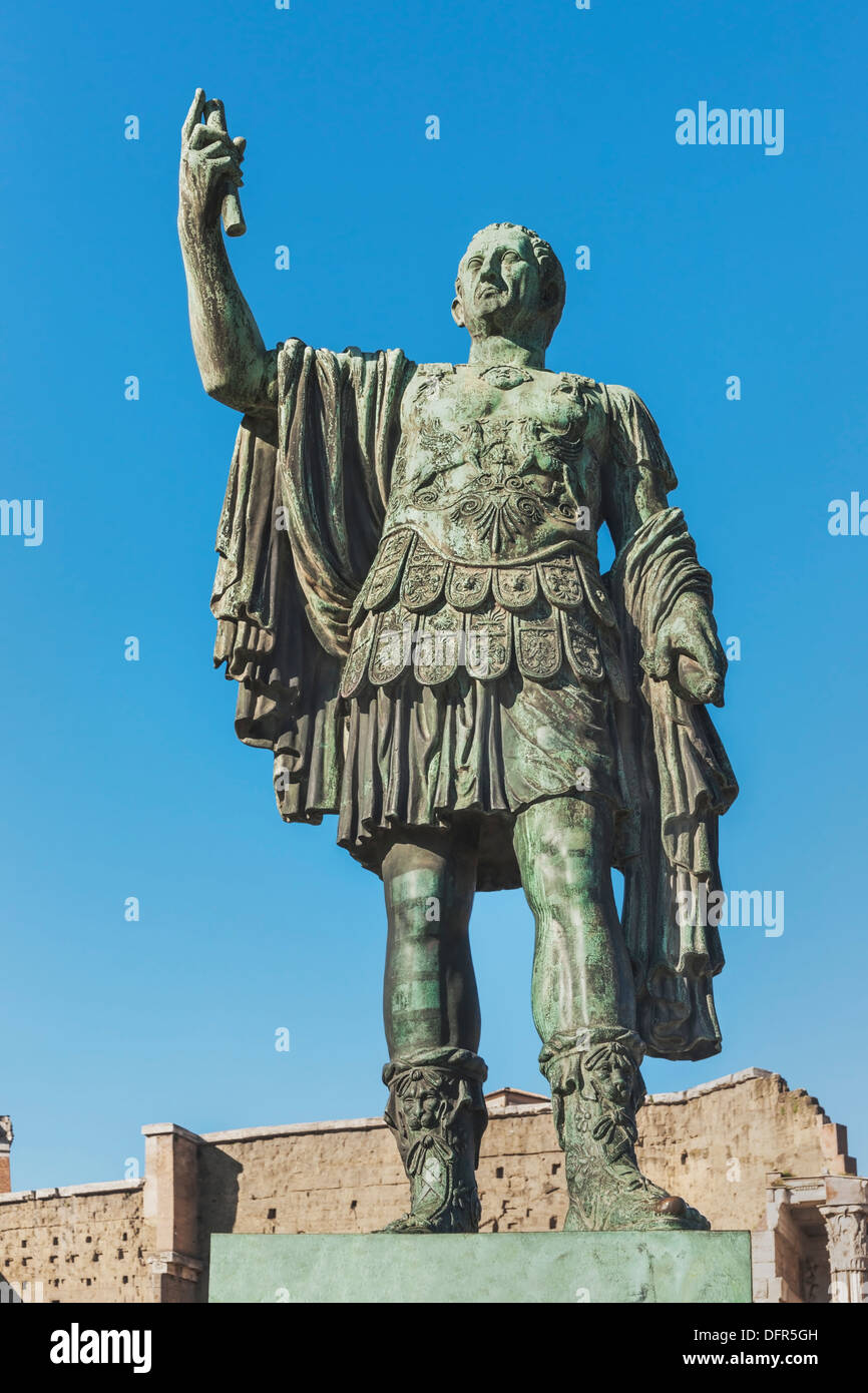Statua di imperatore romano Gaio Giulio Cesare nella parte anteriore del Foro di Augusto, su Via dei Fori Imperiali di Roma, Italia, Europa Foto Stock