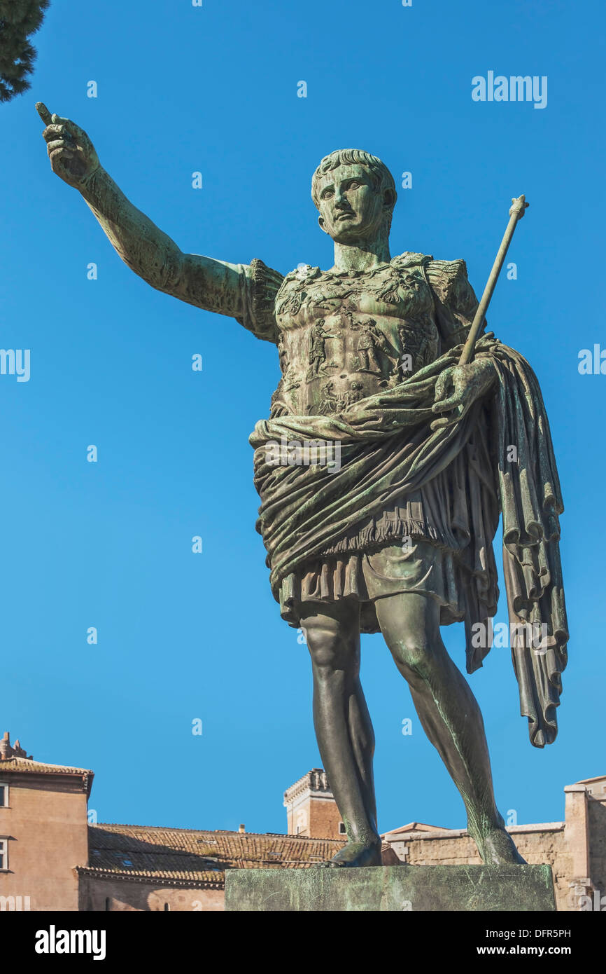 La statua del primo imperatore di Roma, Augusto, nella parte anteriore del Foro di Augusto, Roma, Lazio, l'Italia, Europa Foto Stock