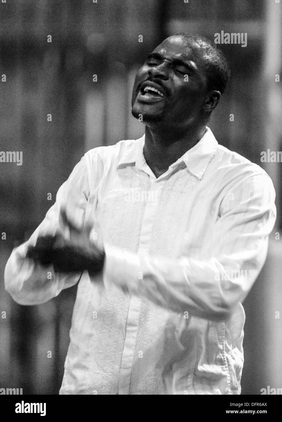 CAMP LEMONNIER, Gibuti (sett. 29, 2013) ingegneria marina Aide di terza classe Giwa Adewale canta durante i servizi religiosi su camp. Foto Stock