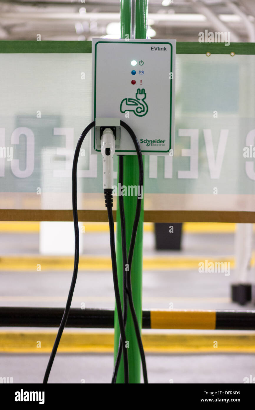 Auto elettrica della stazione di carica Foto Stock