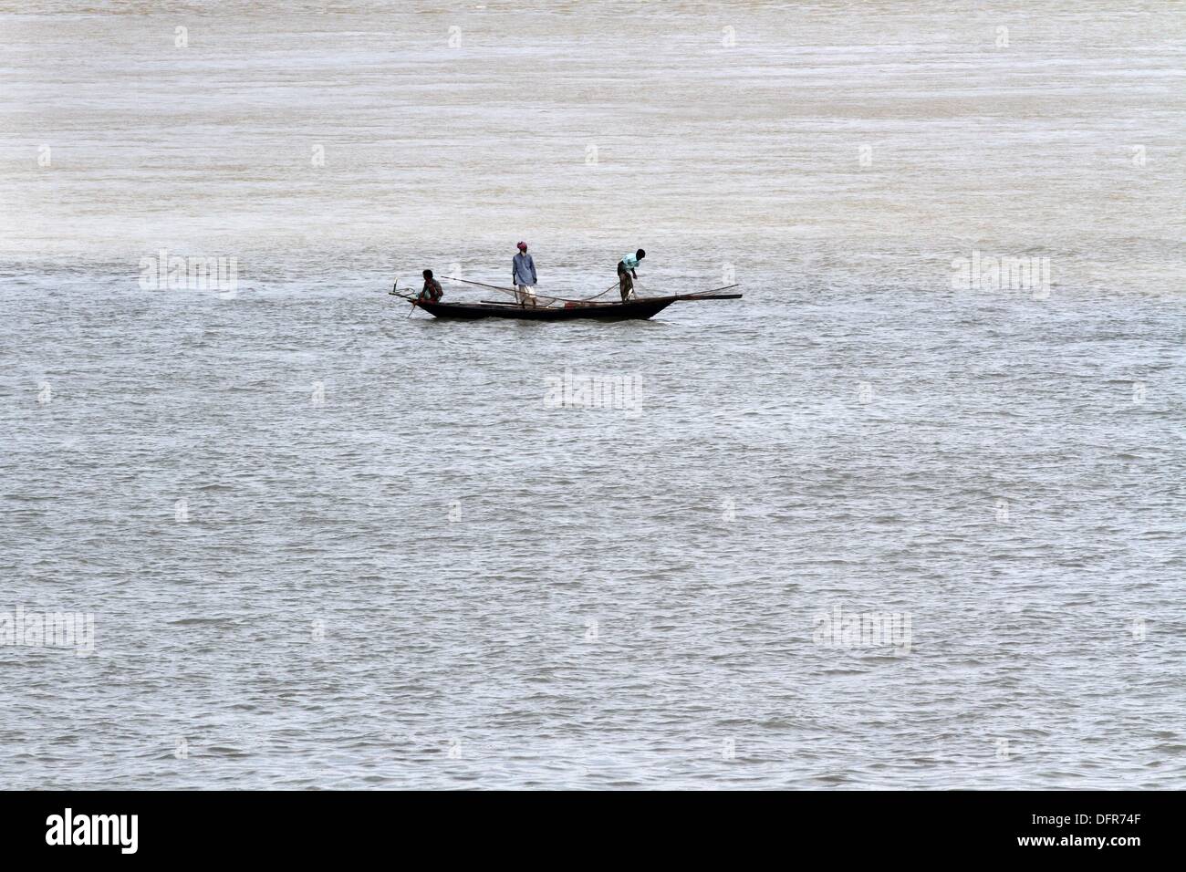 Dacca 08 ottobre 2013. Sulla riva del fiume Padma, pescatore cattura hilsa pesci. Questo fiume è il cuore del Bangladesh nonché sub continente indiano. Foto Stock