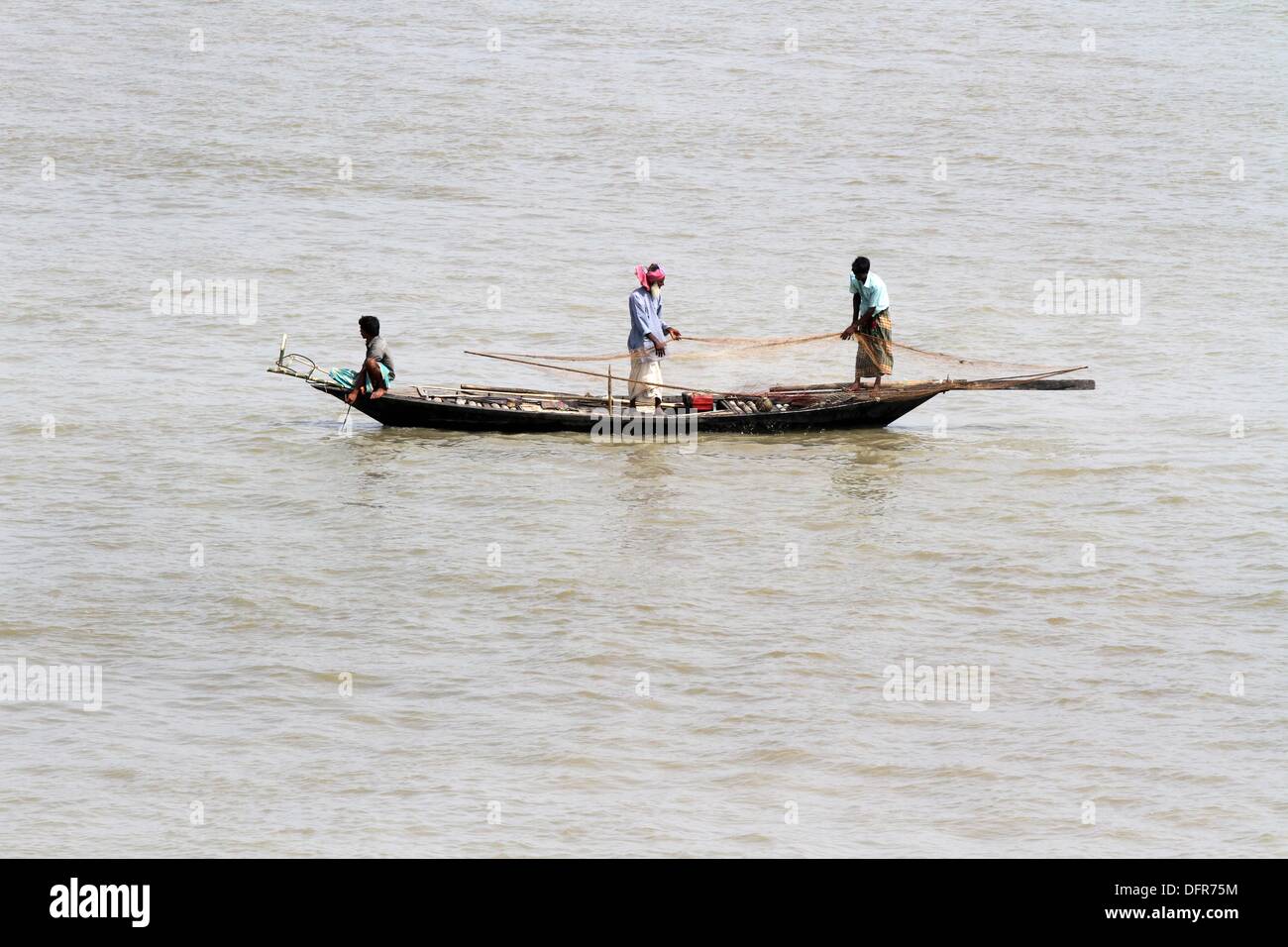 Dacca 08 ottobre 2013. Sulla riva del fiume Padma, pescatore cattura hilsa pesci. Questo fiume è il cuore del Bangladesh nonché sub continente indiano. Foto Stock