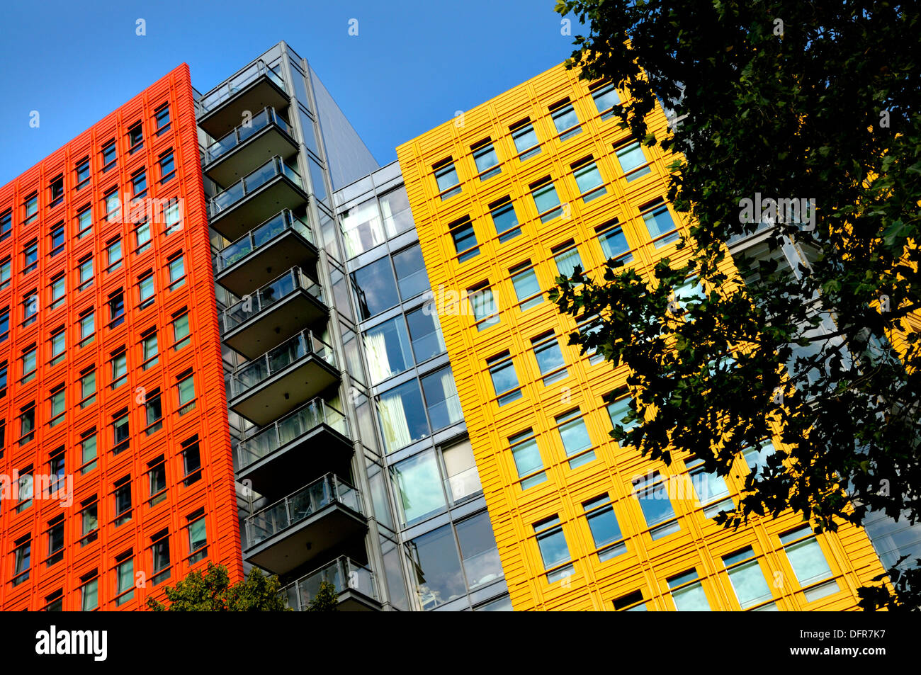 Londra, Inghilterra, Regno Unito. Centrale; St Giles - edifici per uffici / ristoranti (Renzo Piano) in St Giles High Street, Camden. Foto Stock