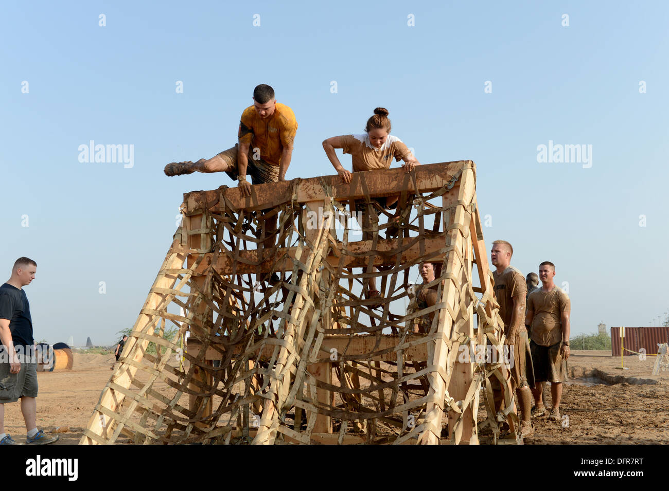 CAMP LEMONNIER, Djbouti (sett. 28, 2013) Servizio membri civili e competere in un fango eseguire su Camp Lemonnier. Foto Stock