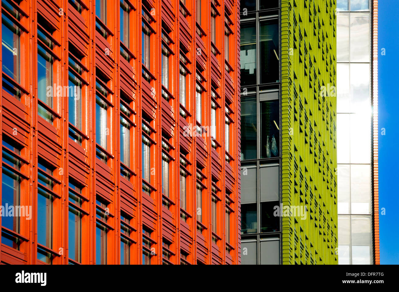 Londra, Inghilterra, Regno Unito. Centrale; St Giles - edifici per uffici / ristoranti (Renzo Piano) in St Giles High Street, Camden. Foto Stock