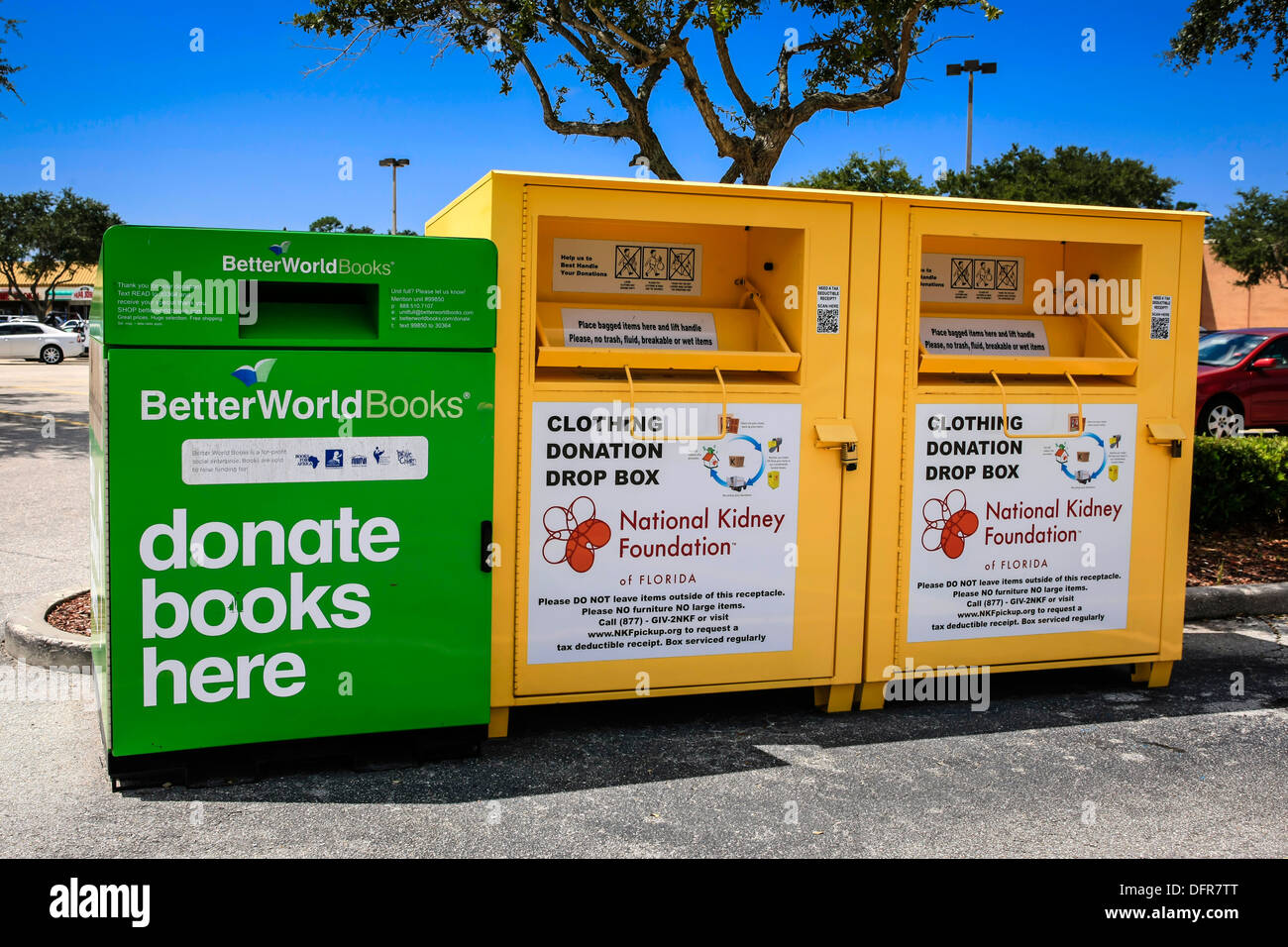 Prenota e abbigliamento scomparti di donazione in un Sarasota shopping plaza Foto Stock