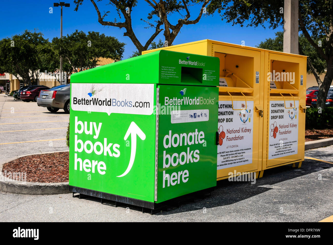 Prenota e abbigliamento scomparti di donazione in un Sarasota shopping plaza Foto Stock