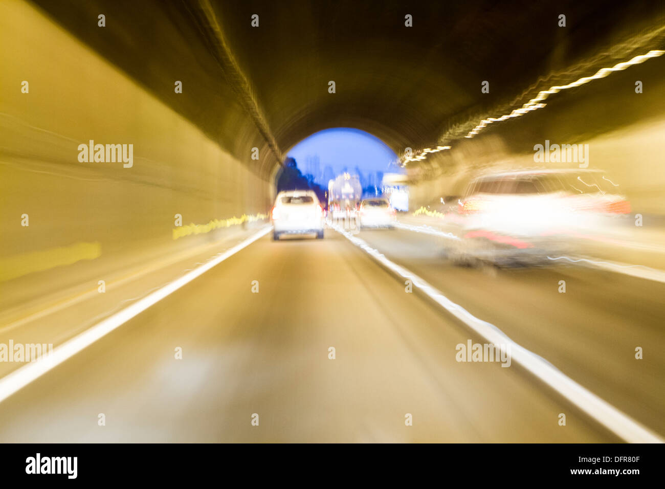 Guida di notte su un tunnel stradale. San Vigneto, Stato di Santa Catarina, Brasile. Foto Stock