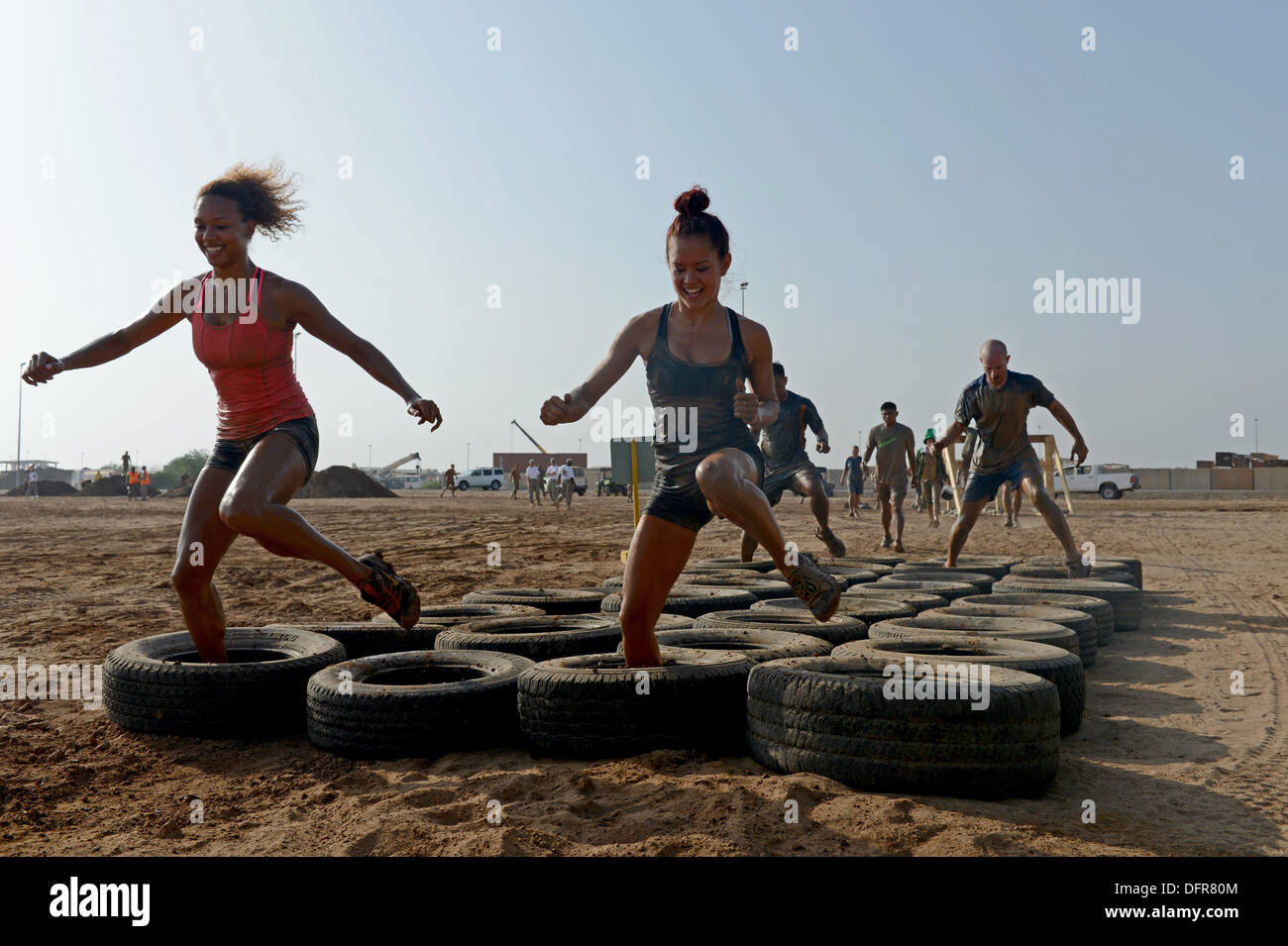 CAMP LEMONNIER, Djbouti (sett. 28, 2013) Servizio membri civili e competere in un fango eseguire su Camp Lemonnier. Foto Stock