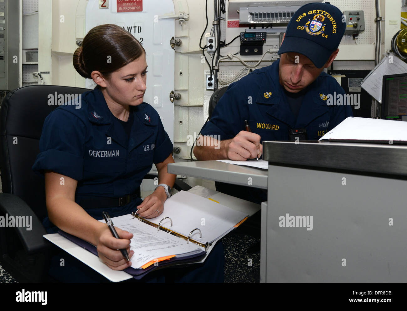 Hospital Corpsman 3° di classe Brooke Oekerman riceve superficie arruolato warfare training dal Chief macchinari Repairman Brandon Woodard a bordo guidato-missili cruiser USS Gettysburg (CG 64). Gettysburg è distribuito come parte di Harry Truman vettore S Foto Stock