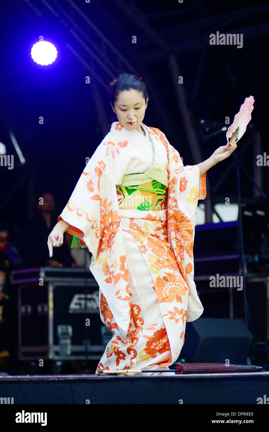 Giapponese ballerino femmina indossando il costume tradizionale di kimono esegue sul palcoscenico a matsuri a Londra. Sabato 5 Ottobre 2013 Foto Stock