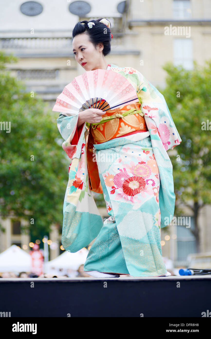 Femmina ballerino giapponese indossando il costume tradizionale di kimono sul palcoscenico a matsuri in Londra Inghilterra. Sabato 5 Ottobre 2013 Foto Stock