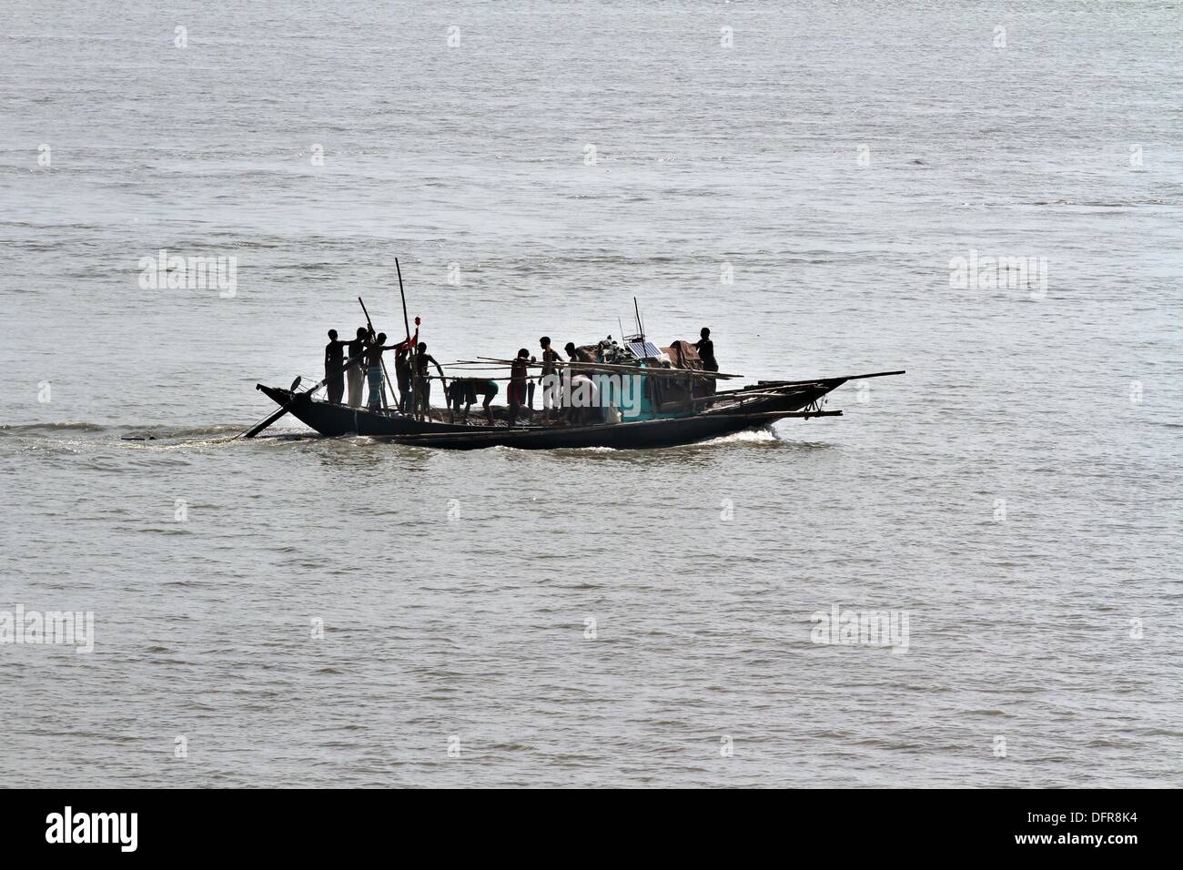 Dacca 08 ottobre 2013. Sulla riva del fiume Padma, pescatore cattura hilsa pesci. Questo fiume è il cuore del Bangladesh nonché sub continente indiano. Foto Stock