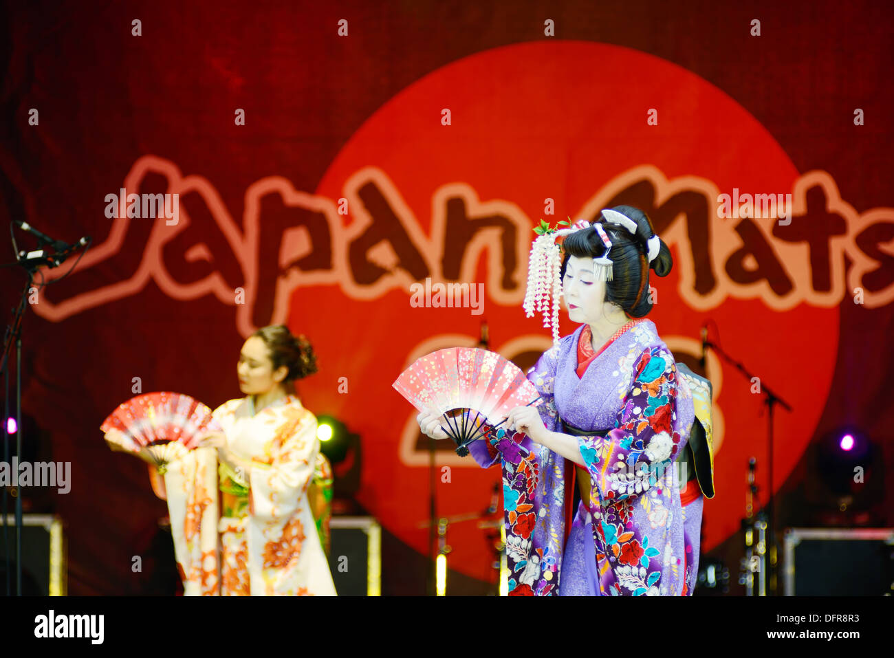 Donna Giapponese indossando il costume tradizionale di kimono ballando sul palco a matsuri in Londra Inghilterra. Sabato 5 Ottobre 2013 Foto Stock