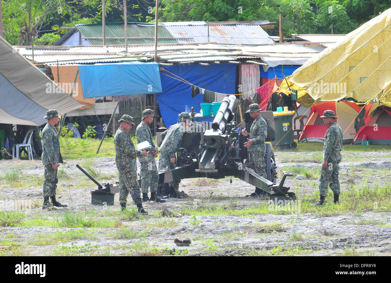 Valle Corvo gamma complessa, CAPAS, Tarlac, Repubblica delle Filippine - Philippine Marines pratica avvistamento in artiglieria empla Foto Stock