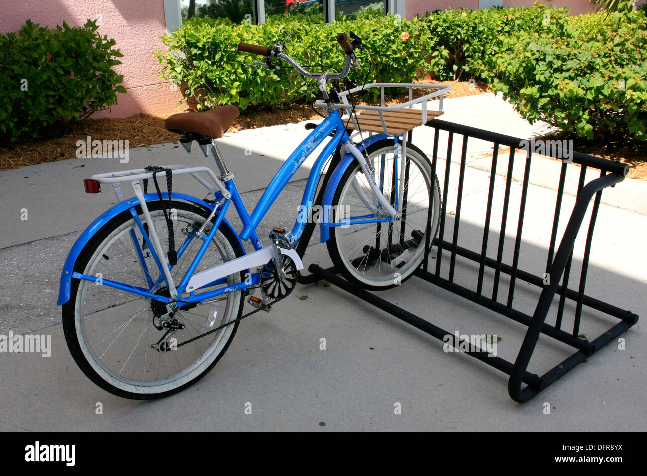 Ble beach cruiser bicicletta parcheggiata in una posizione pubblica Foto Stock