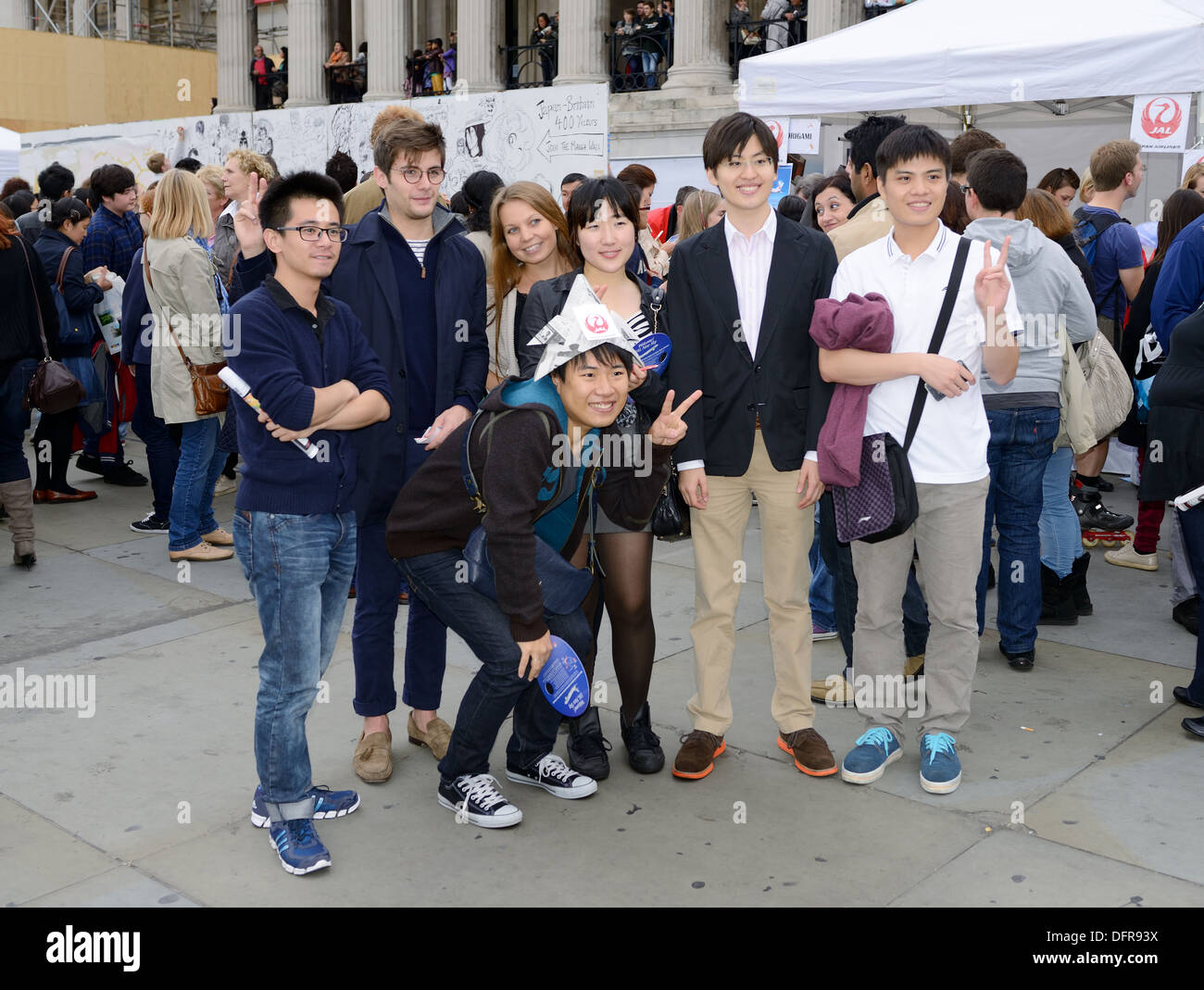 Un gruppo di lingua giapponese e la lingua inglese amici godendo matsuri festival a Londra Inghilterra. Sabato 5 Ottobre 2013 Foto Stock
