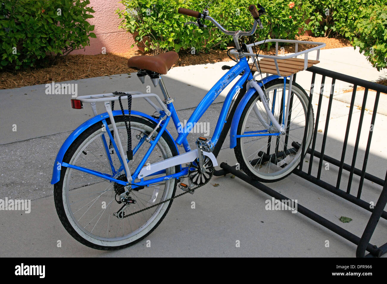 Ble beach cruiser bicicletta parcheggiata in una posizione pubblica Foto Stock