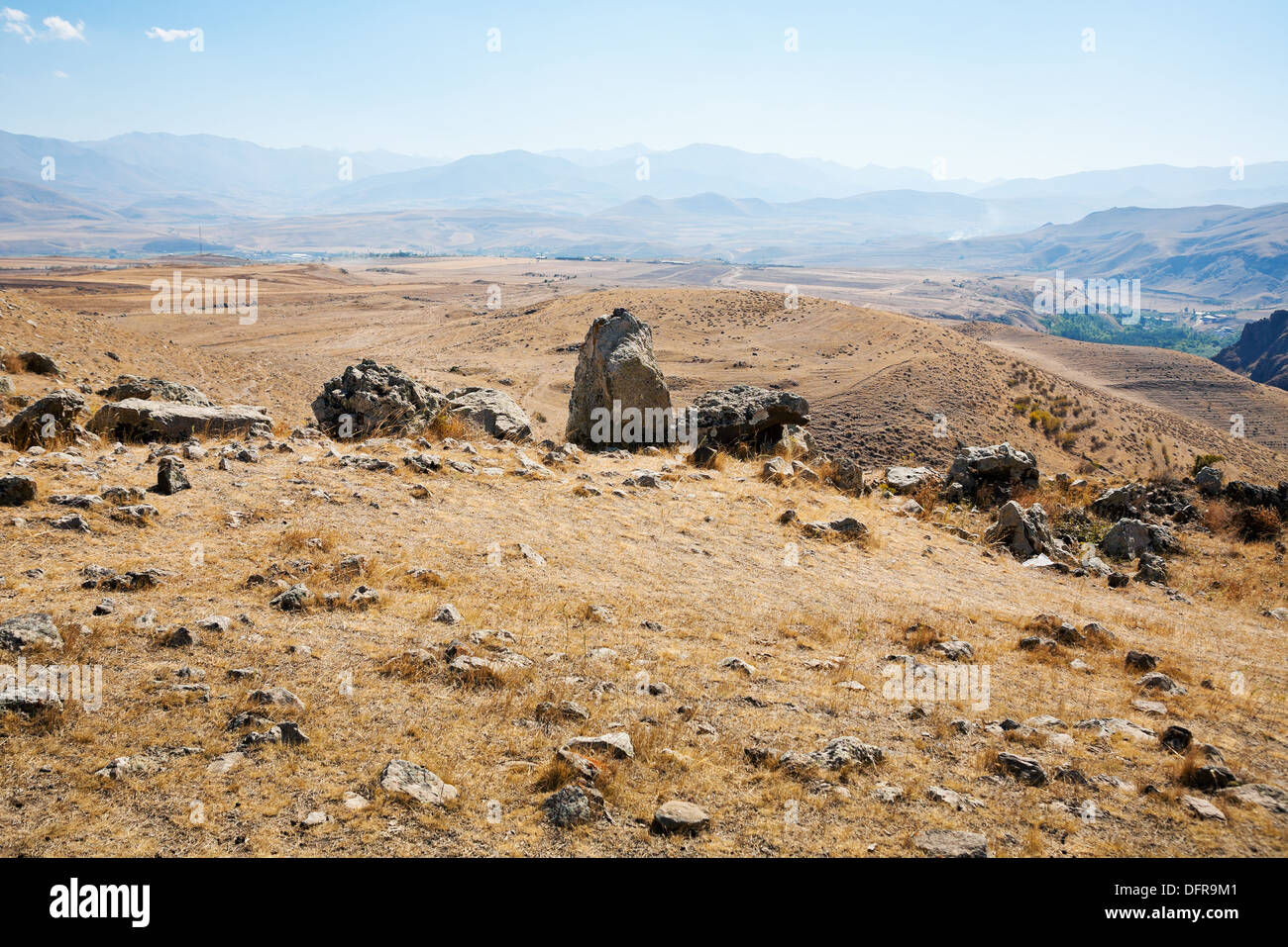 Pietra paesaggio di Zorats Karer (Carahunge) - pre-storia monumento megalitico in Armenia Foto Stock