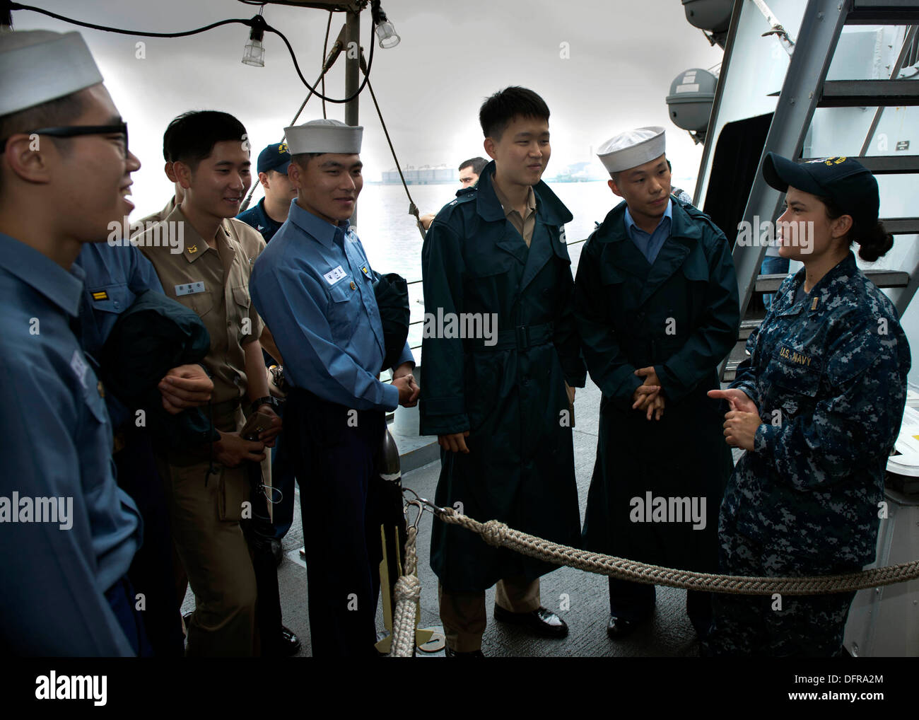 Alfiere di Nina Johnson fornisce un tour a membri del sud marina Coreana a bordo distribuita Arleigh Burke-class missile guidato Foto Stock