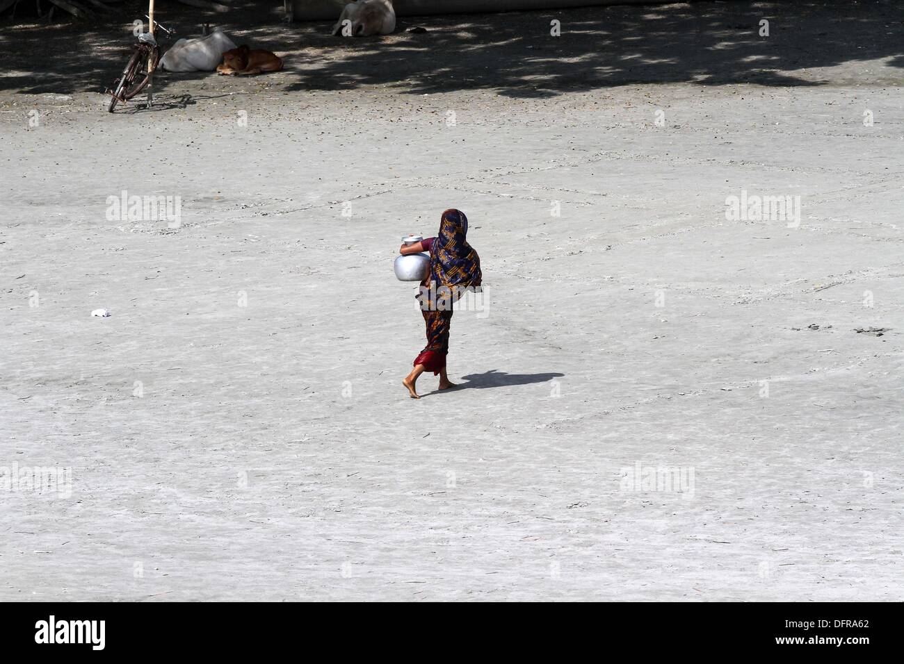 Dacca 08 ottobre 2013. Donna del Bangladesh raccogliere acqua nel fiume Padma. Questo fiume è il cuore del Bangladesh nonché sub continente indiano. Foto Stock