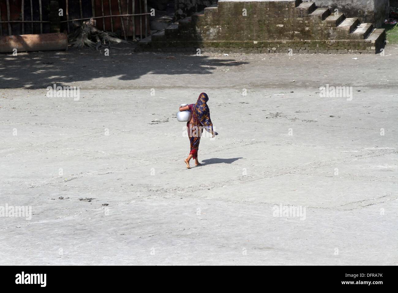 Dacca 08 ottobre 2013. Donna del Bangladesh raccogliere acqua nel fiume Padma. Questo fiume è il cuore del Bangladesh nonché sub continente indiano. Foto Stock