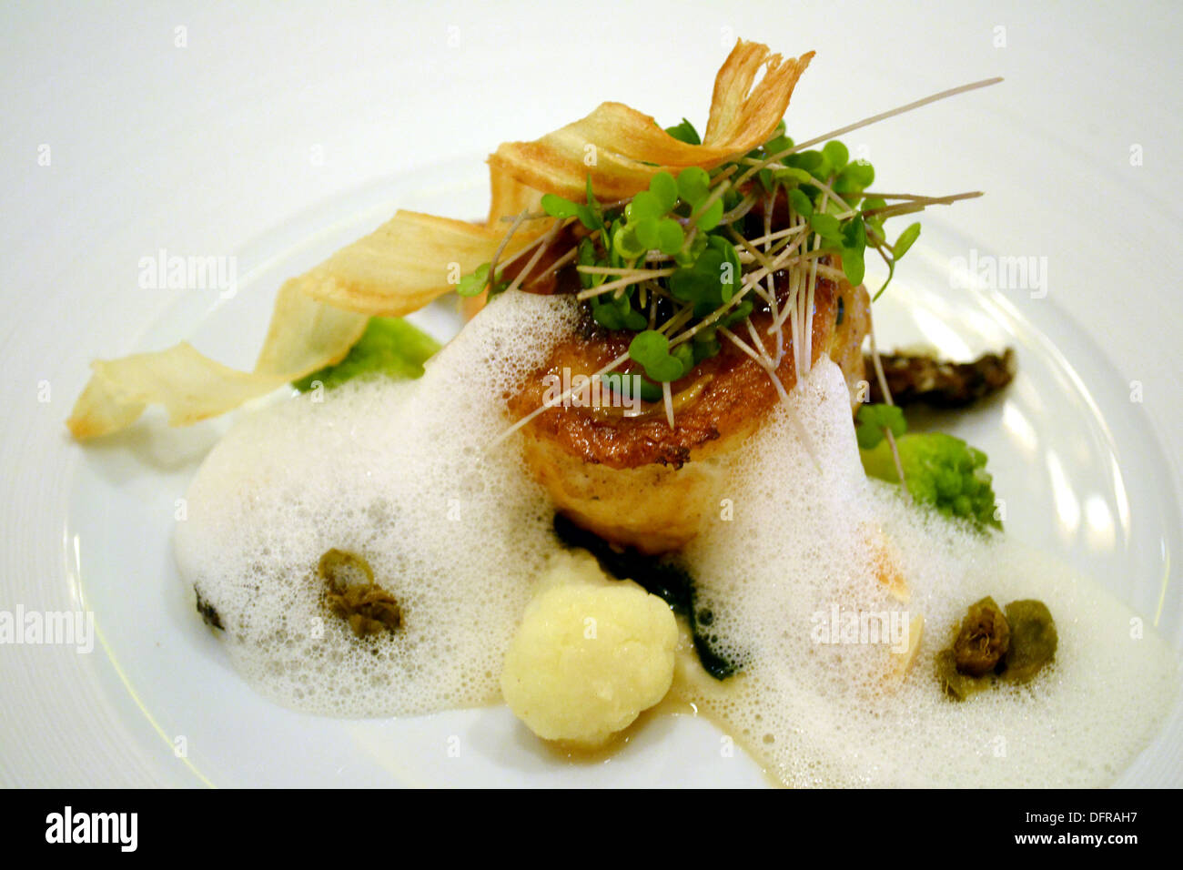 Suola (pesce) con schiuma di alta classe ristorante Francese Foto Stock