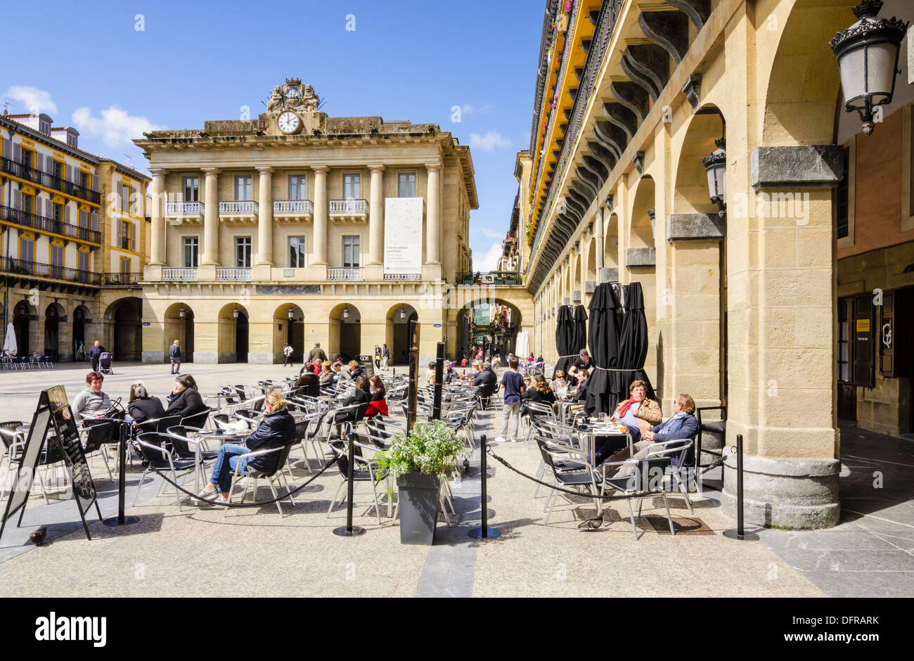 Persone sedute ad un cafe in Plaza de la Constitucion, Parte Vieja, San Sebastian, Spagna Foto Stock