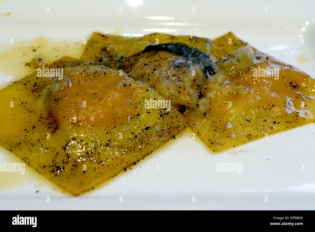 Ravioli di zucca sul piatto bianco. Questo è un tradizionale piatto italiano Foto Stock