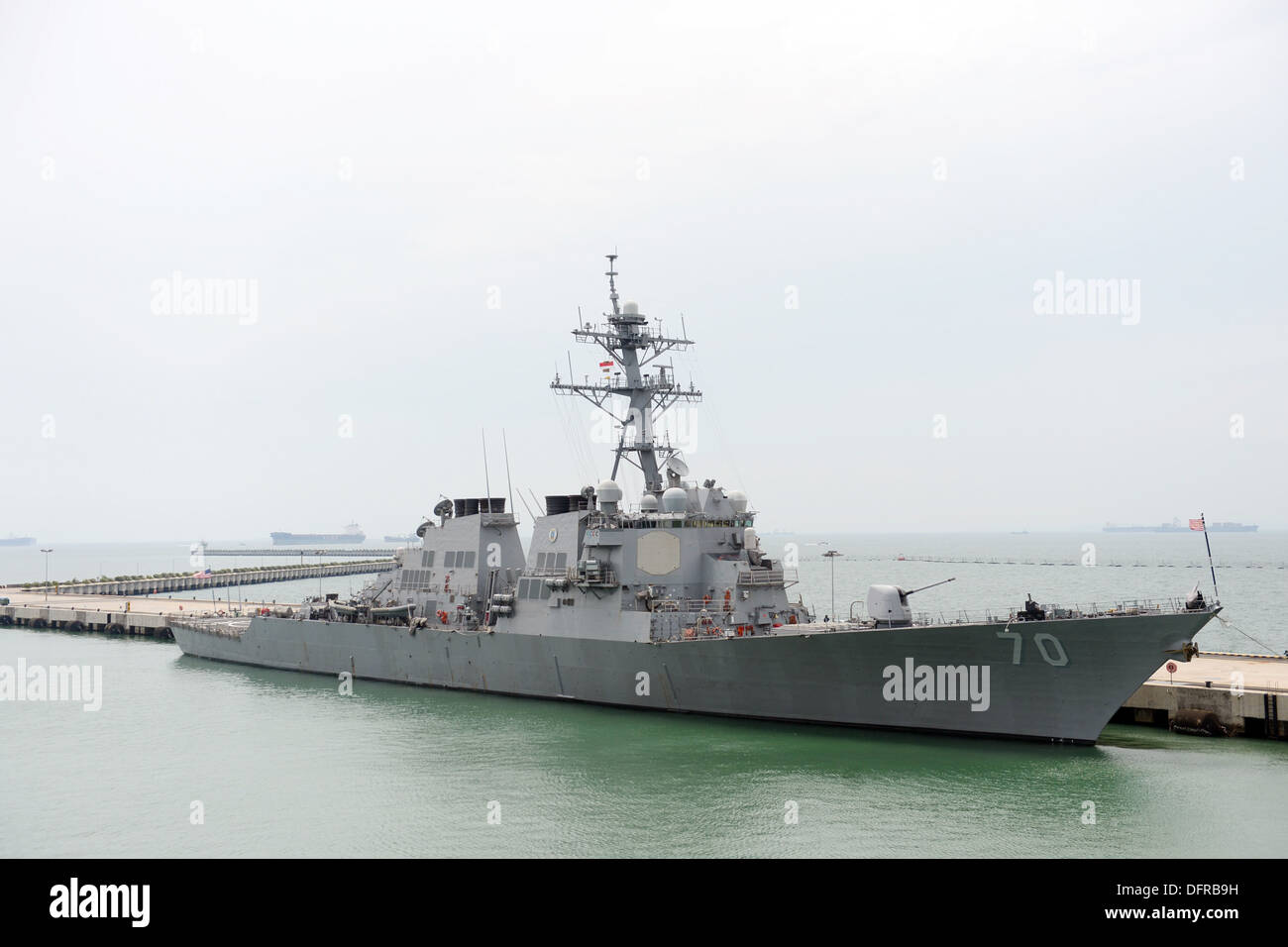 La classe Arleigh-Burke destroyer USS tramoggia (DDG 70) arriva in Changi Base Navale, Singapore, durante una distribuzione programmata in Foto Stock