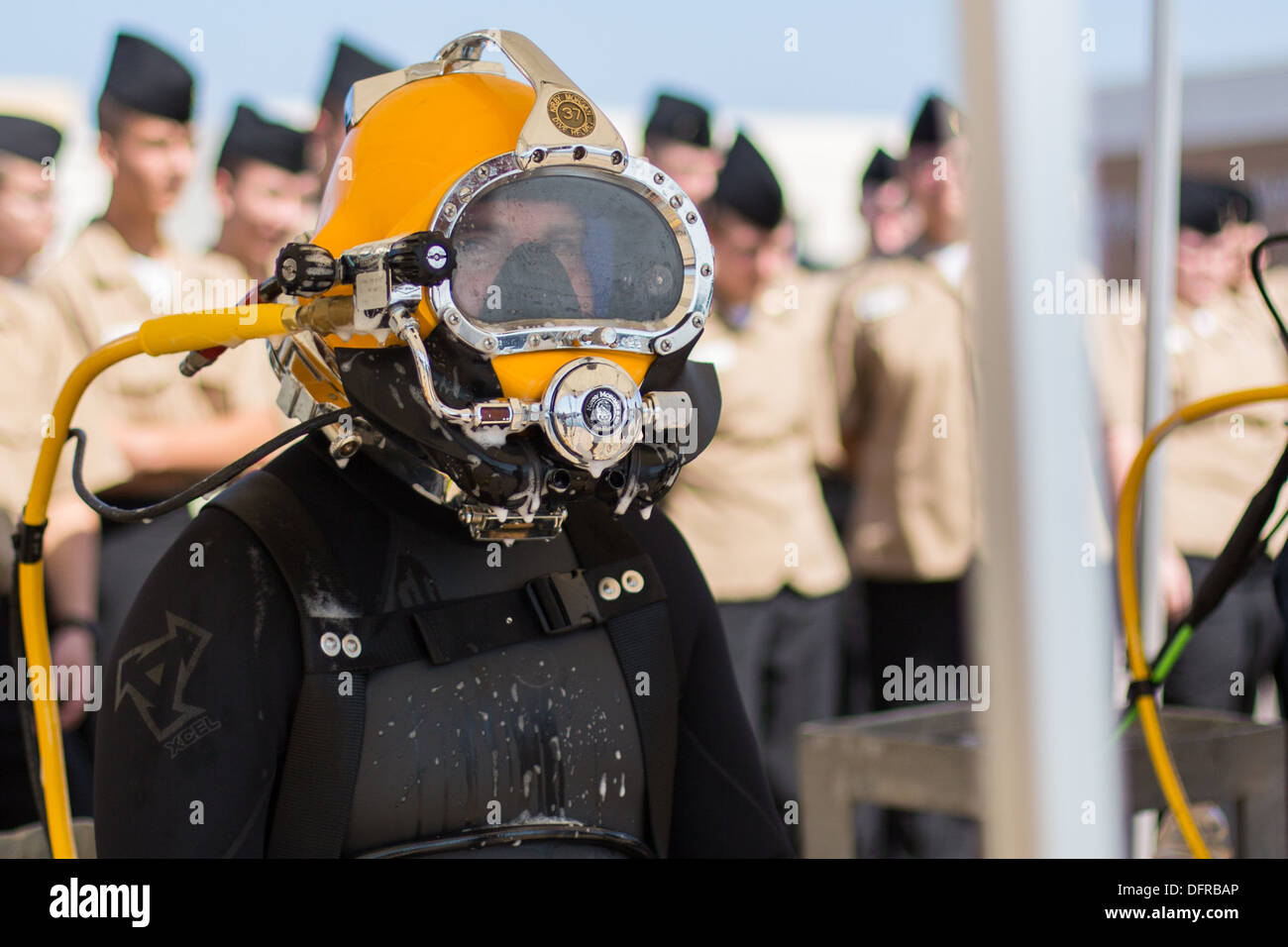 Chief Warrant Officer John Sullivan, responsabile del Diving Mobile e unità di soccorso (MDSU) 2, Società 2-4, attende ulteriori istruzioni di immersione durante una dimostrazione in corrispondenza della giunzione base Expeditionary poco Creek-Fort storia per la Marina Junior ufficiale della riserva Trai Foto Stock