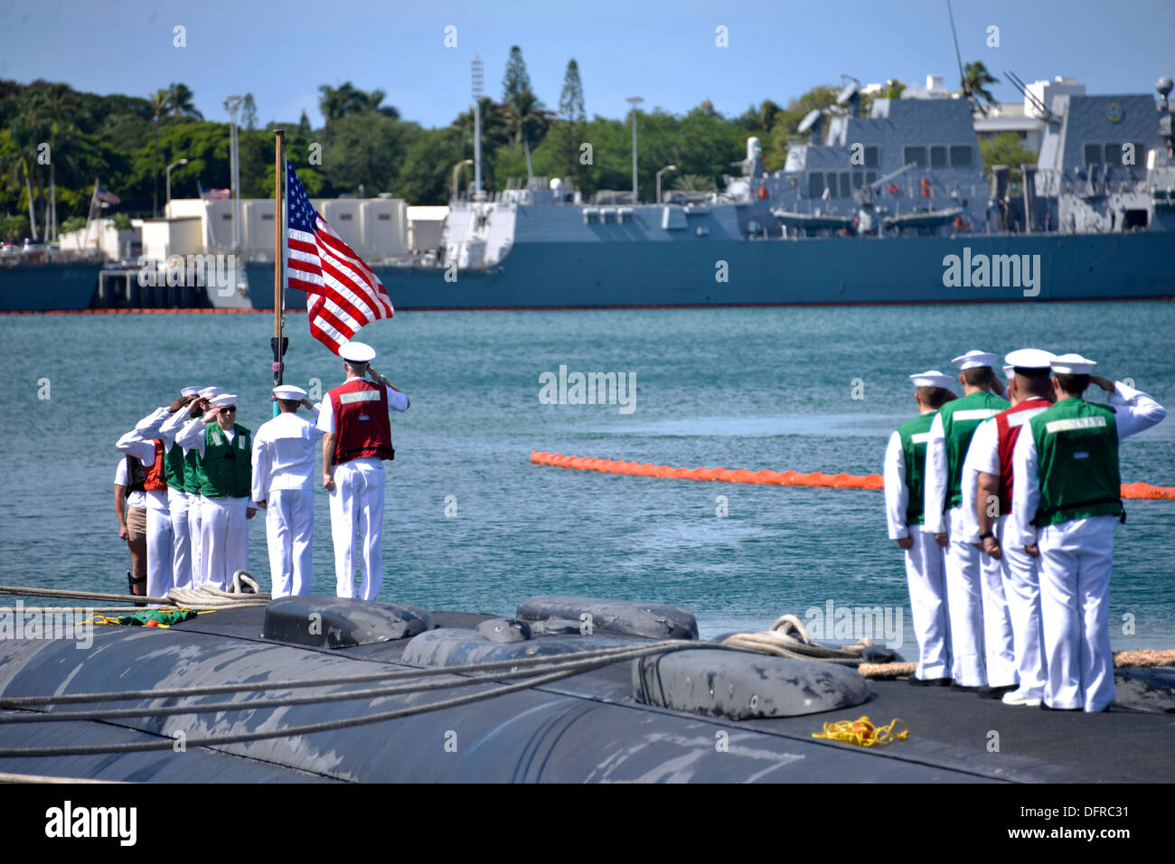 I marinai a bordo del Los Angeles-class attack submarine USS Charlotte (SSN 766) colori di cambio dopo il ritorno alla Base comune Harbor-Hickam perla da sei mesi di distribuzione per il Pacifico occidentale. Foto Stock