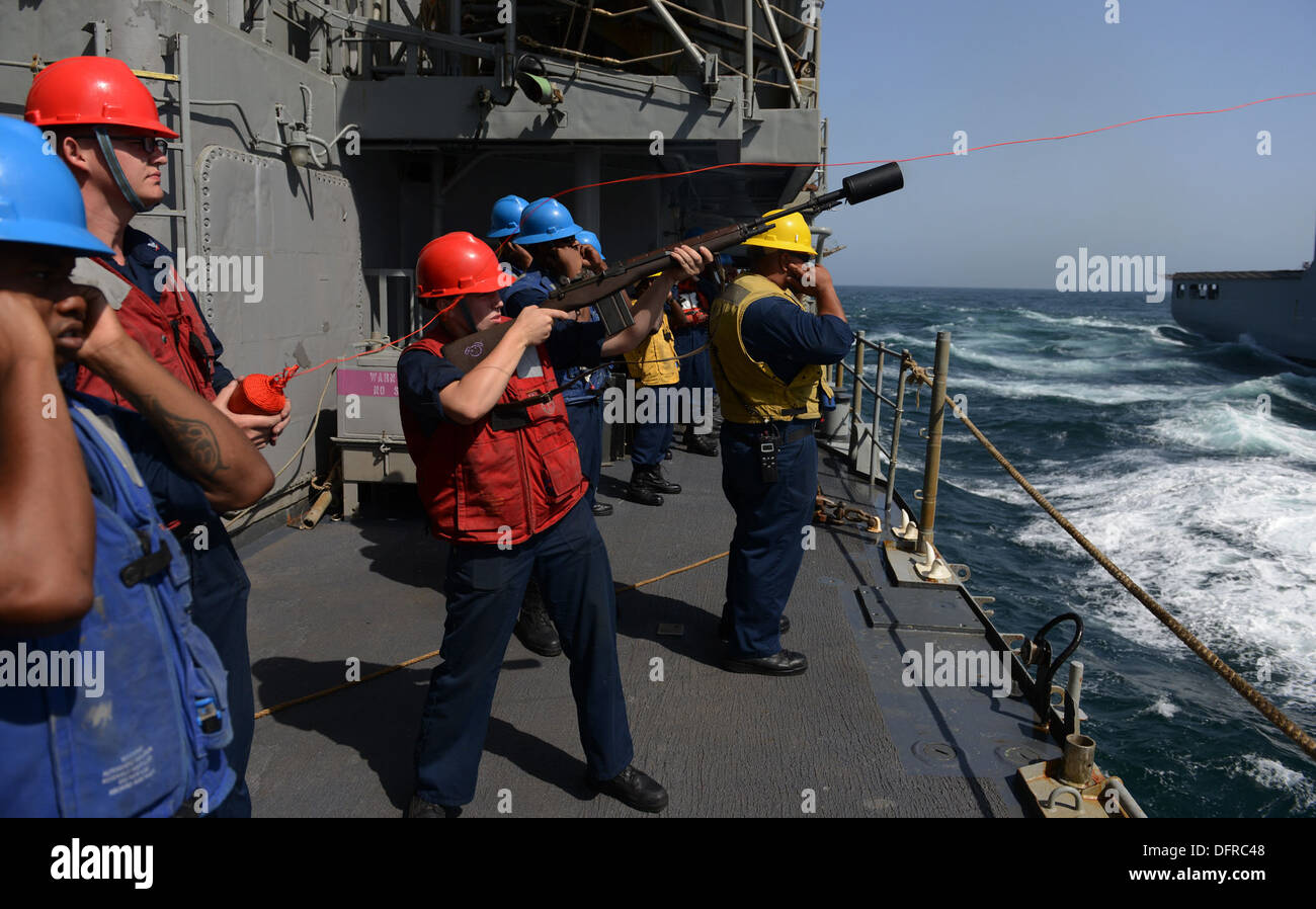 Da bombardieri Mate 3° di classe Cheyenne montanti spara un colpo dalla linea di guidato-missili cruiser USS Gettysburg (CG 64) ai militari Sealift il comando di carichi secchi e munizioni nave USNS Alan Shepard (T-AKE 9) durante un rifornimento in mare. Gettysburg è deploye Foto Stock