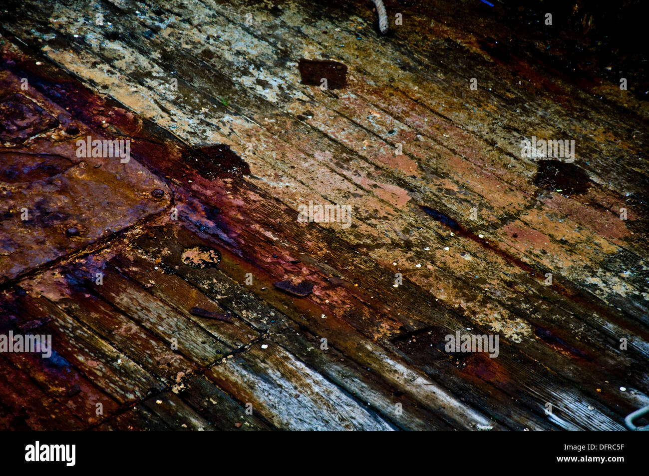 La formazione di ruggine e la carie del legno texture metallica del mazzo di vecchio peschereccio Foto Stock